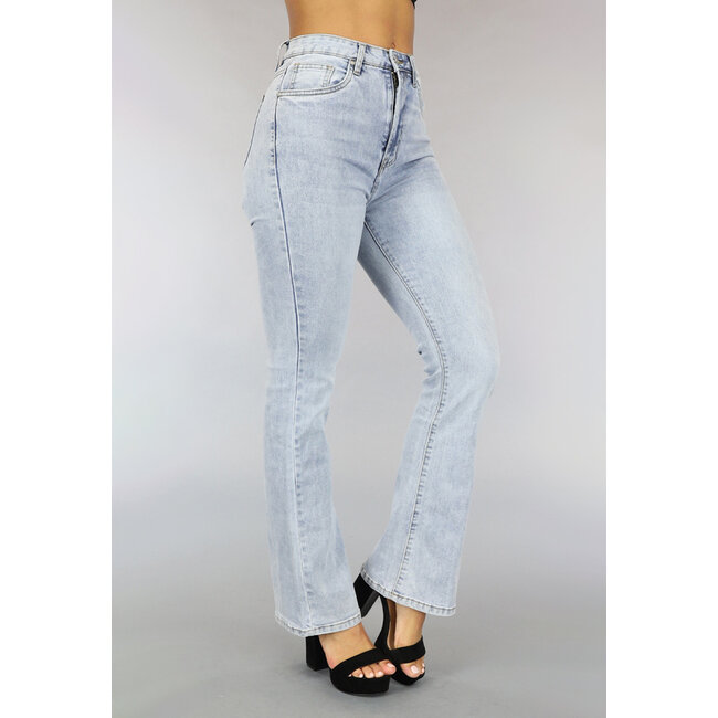 Hellblaue High Waist Jeans mit Flair Pipes