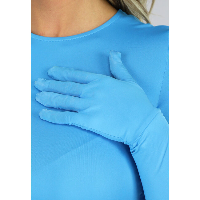 Blaues Oberteil mit festen Handschuhen