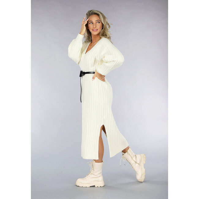 Weißes Strickpulloverkleid aus geripptem Stoff
