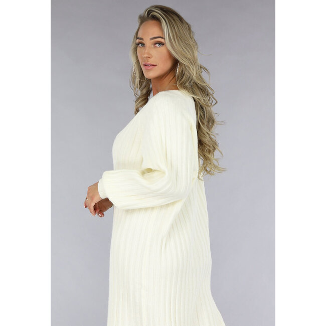 Weißes Strickpulloverkleid aus geripptem Stoff