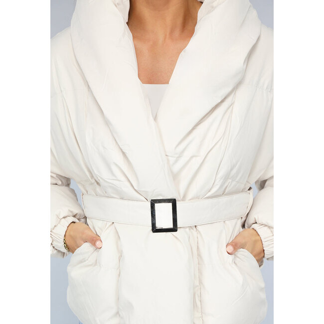 Beigefarbene Pufferjacke mit dickem Kragen