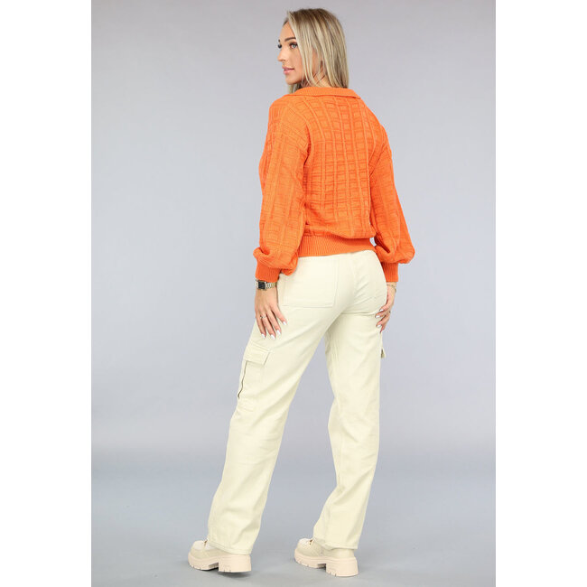 Orangefarbener Pullover mit Polokragen und Puffärmeln