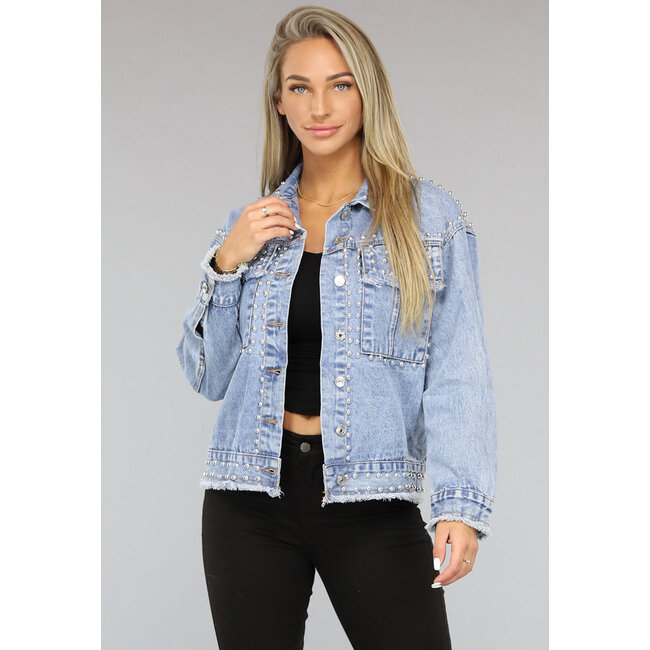 Jeansjacke mit Nieten und Knopfverschluss