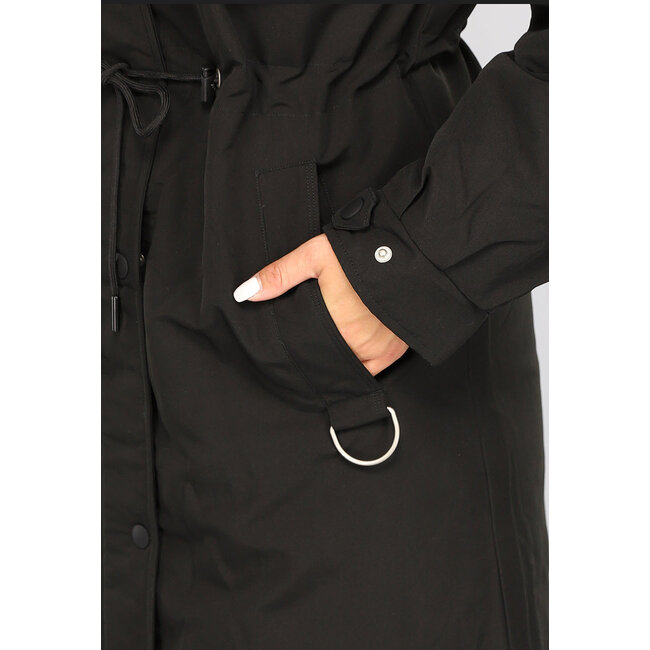 Langer schwarzer Wintermantel mit großen Seitentaschen und Fellimitatkragen