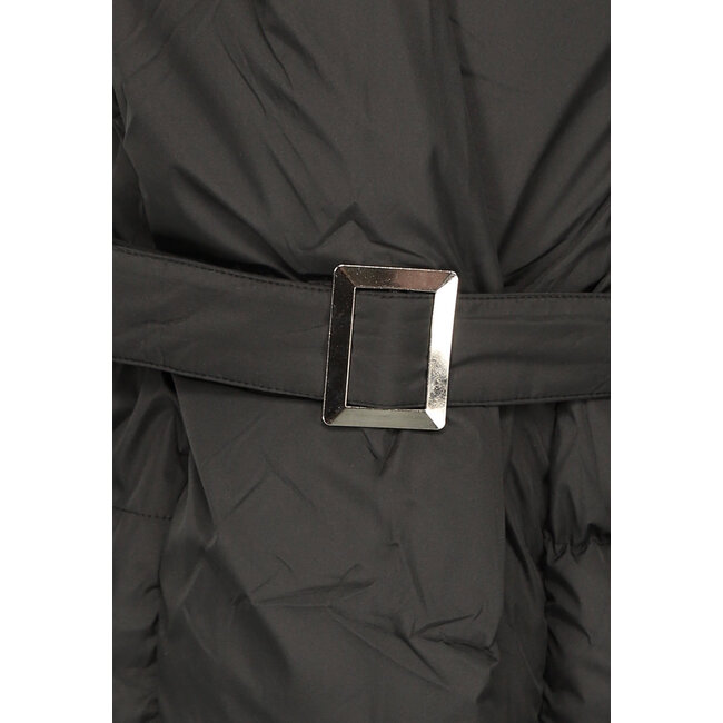 Kurze schwarze wattierte Winterjacke mit Taillenbund und Magnetverschluss