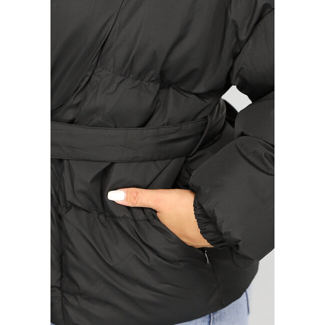 Kurze schwarze wattierte Winterjacke mit Taillenbund und Magnetverschluss