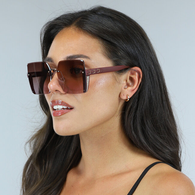 Rote quadratische Retro-Sonnenbrille mit rosa Details