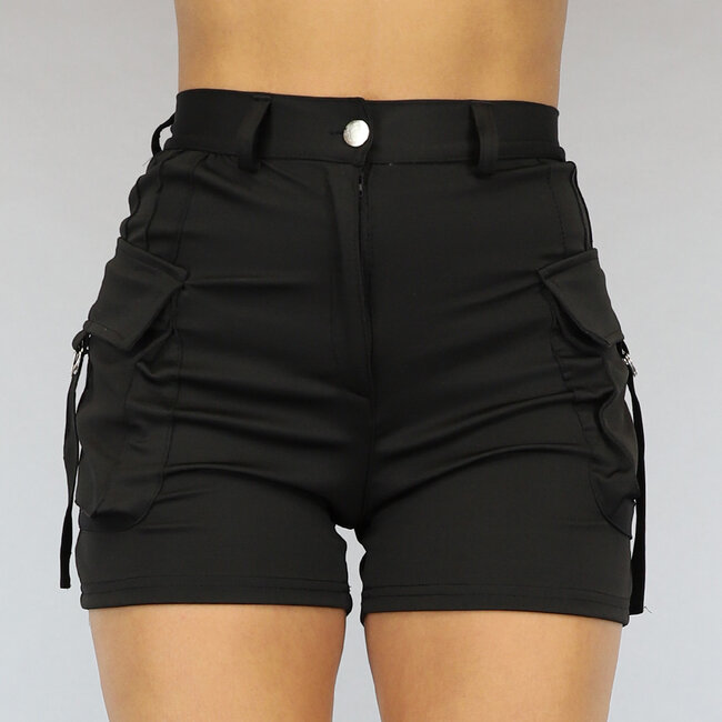 Elastische Cargo-Shorts mit silbernen Details