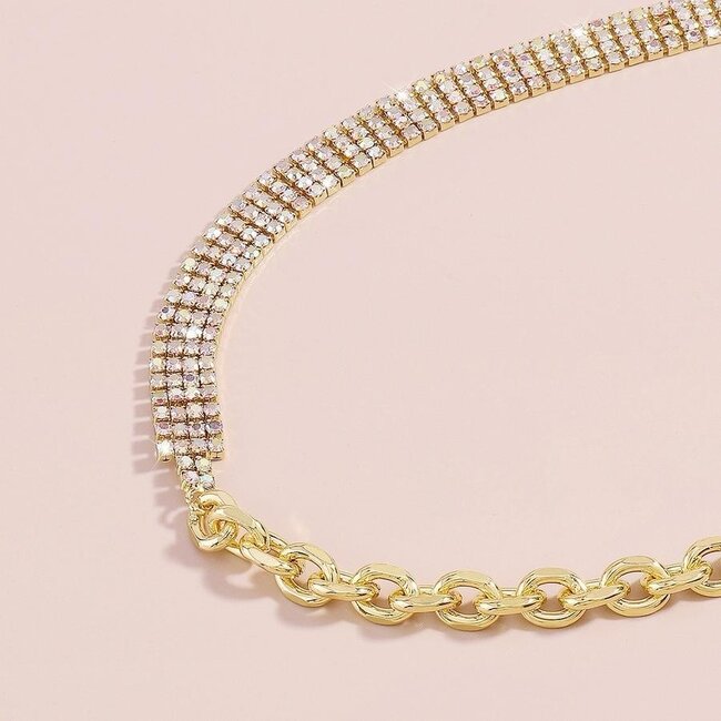 Goldene Halskette mit Glitzerdiamanten und Gliedern