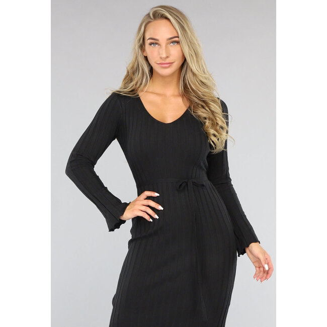 Schwarzes Kleid mit langer Taille und grober Rippe