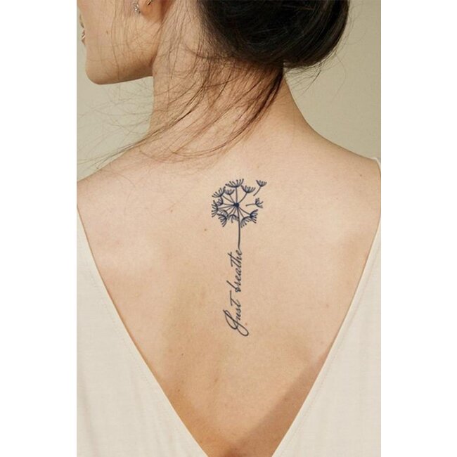 Temporäres Tattoo mit Text und Blumen