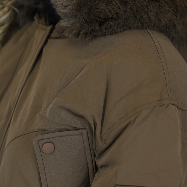 Braune übergroße Winterjacke mit Pelzkragen