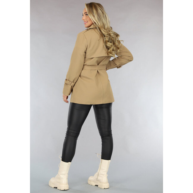 Kamelfarbener Trenchcoat mit Gürtel und Knopfverschluss