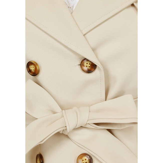 Kurze beigefarbene Jacke mit Taillenbund und Knopfverschluss