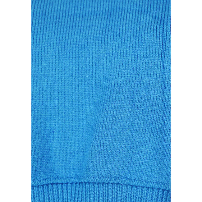 Breiter blauer Pullover mit Nähten