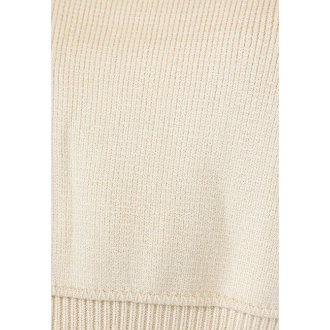 Beigefarbener Pullover mit sichtbaren Nähten