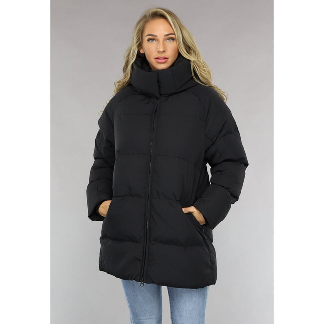Schwarze Pufferjacke mit abzippbarer Kapuze