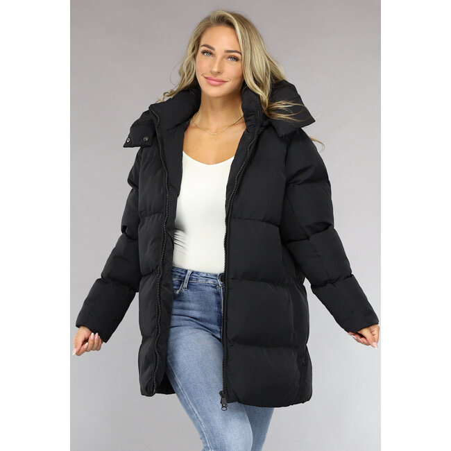 Schwarze Pufferjacke mit abzippbarer Kapuze