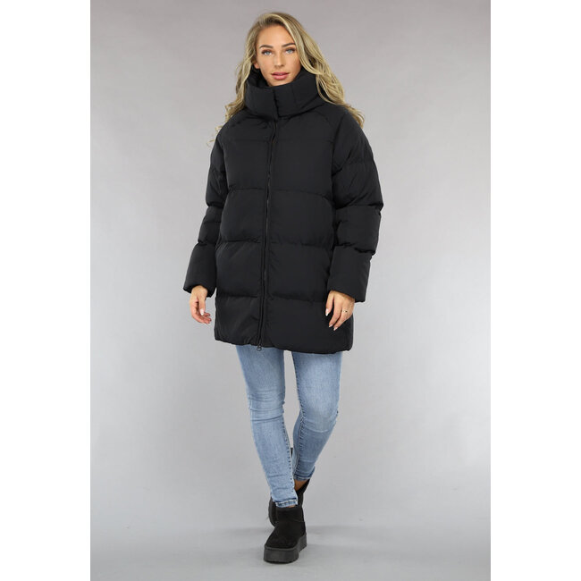 Schwarze Pufferjacke mit abzippbarer Kapuze