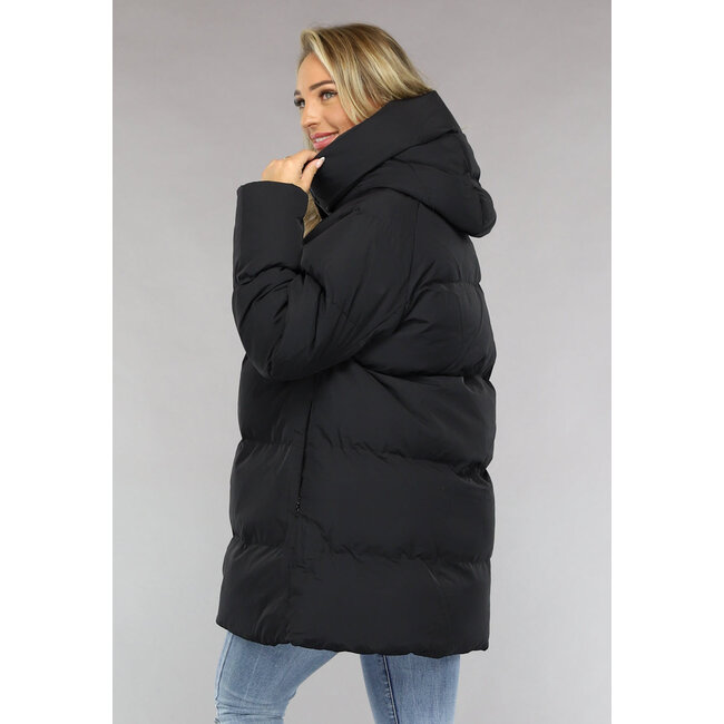 Schwarze Pufferjacke mit abzippbarer Kapuze