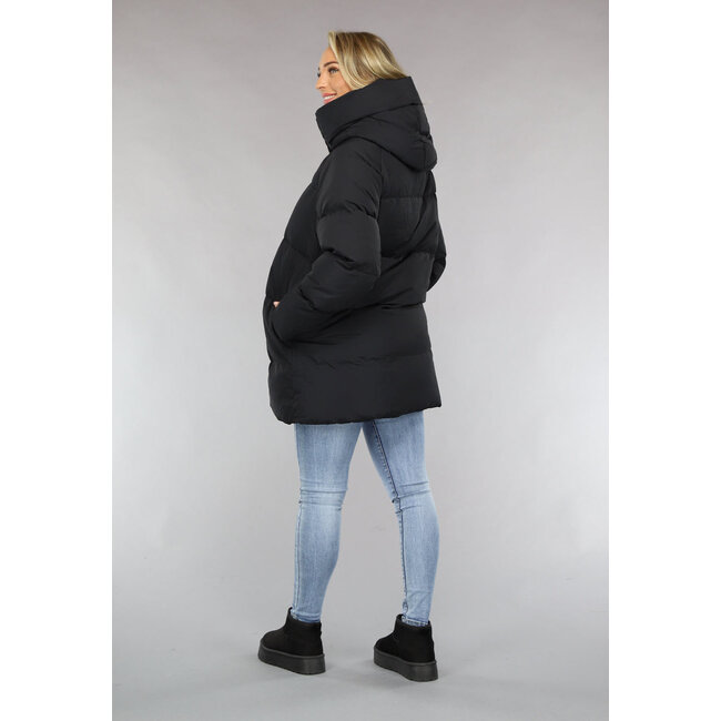Schwarze Pufferjacke mit abzippbarer Kapuze