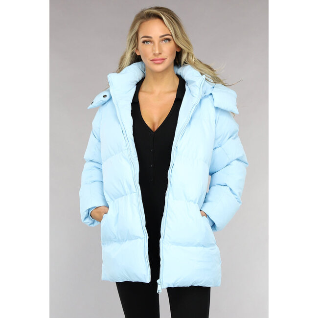 Babyblaue Oversized-Pufferjacke mit abzippbarer Kapuze