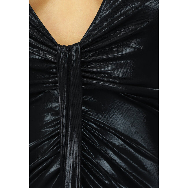 Schwarzes, glänzendes, langärmeliges Kleid mit Schlitz und Schulterpolstern