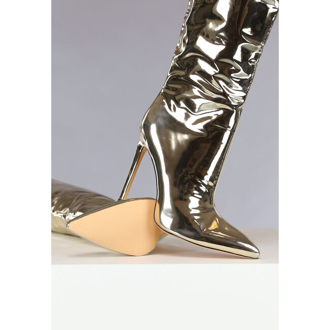 Golden glänzende Stiefel mit Stilettoabsatz