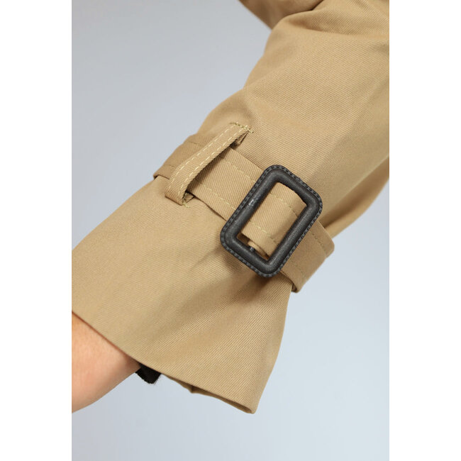 Kamelfarbener Trenchcoat mit Knöpfen und Taillenband