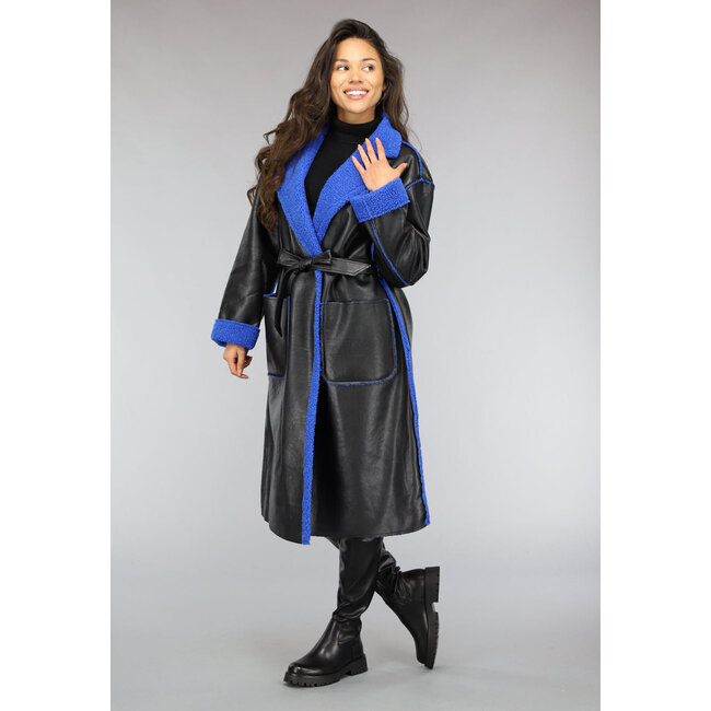 Schwarzer Leder-Trenchcoat mit blauem Teddyfutter