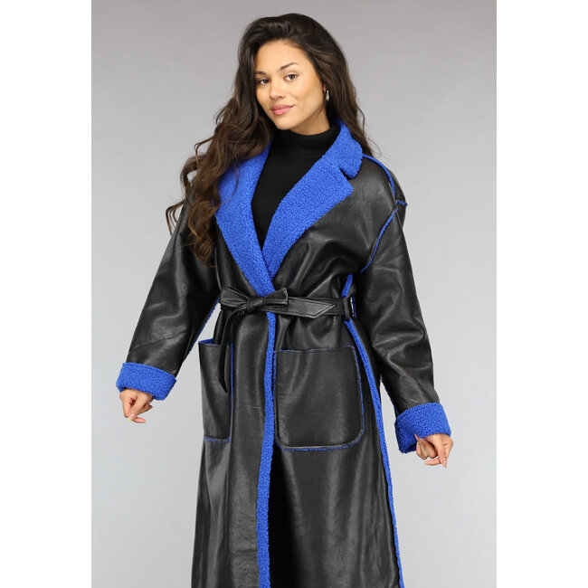 Schwarzer Leder-Trenchcoat mit blauem Teddyfutter