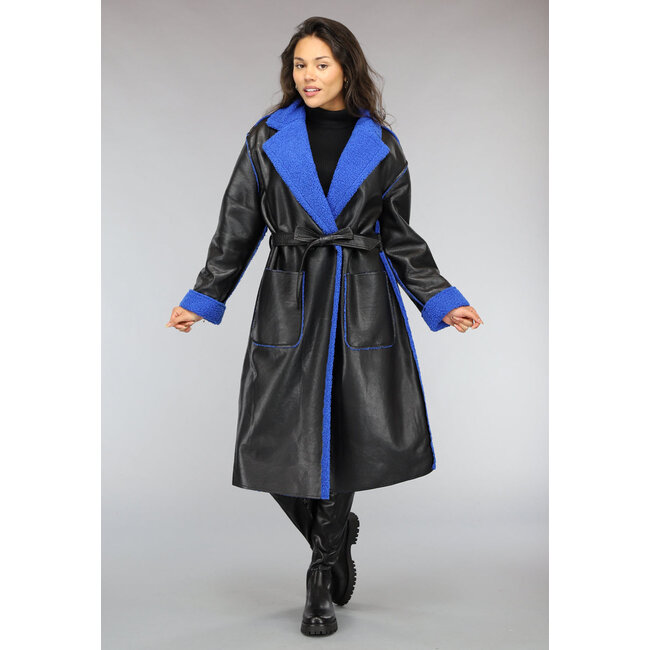 Schwarzer Leder-Trenchcoat mit blauem Teddyfutter