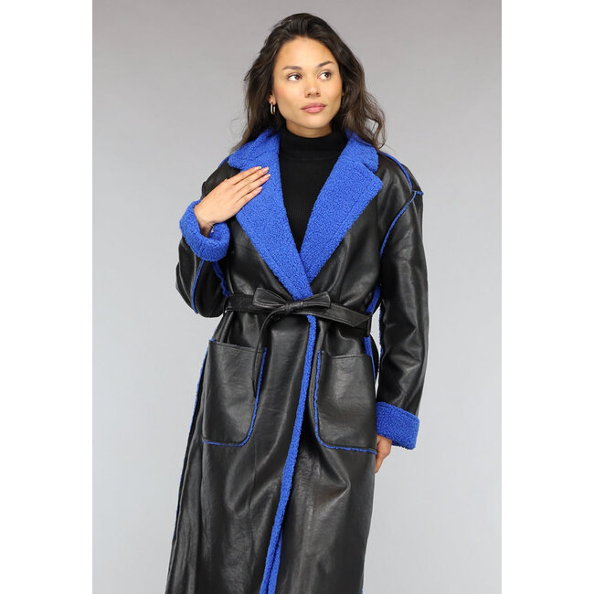 Schwarzer Leder-Trenchcoat mit blauem Teddyfutter