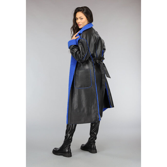 Schwarzer Leder-Trenchcoat mit blauem Teddyfutter