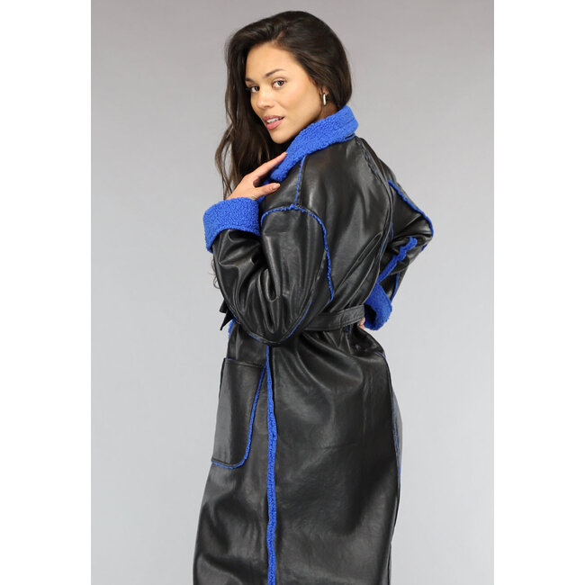 Schwarzer Leder-Trenchcoat mit blauem Teddyfutter