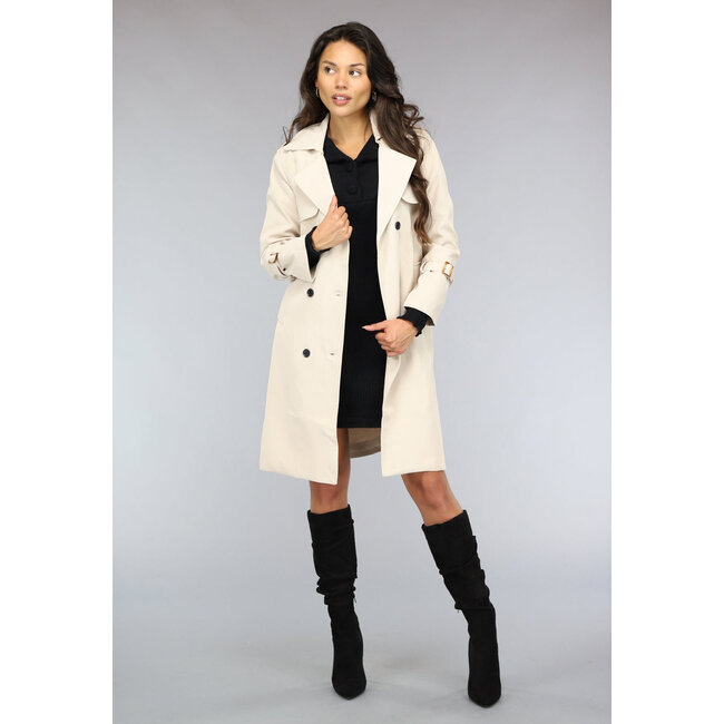 Lange beigefarbene Jacke mit Taillenbund und Knöpfen