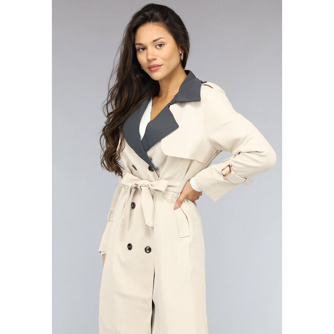 Beigefarbener Trenchcoat mit grauem Kragen