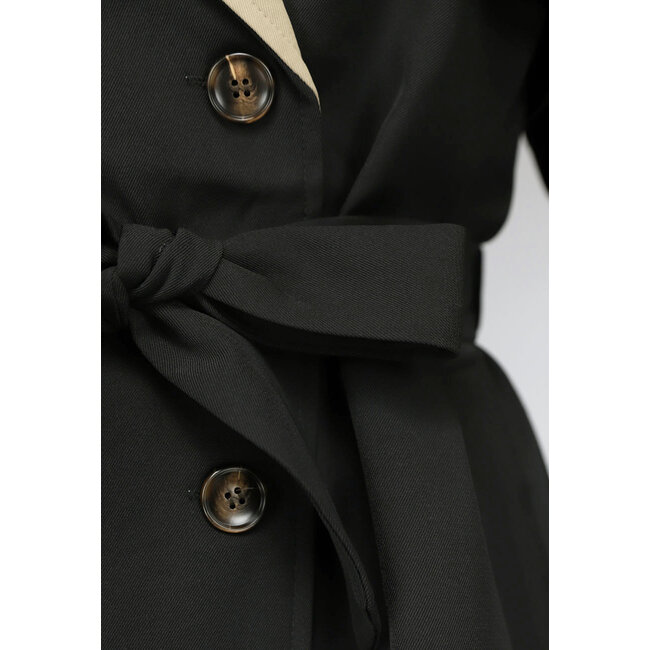 Zweifarbiger halblanger Trenchcoat mit Taillenband