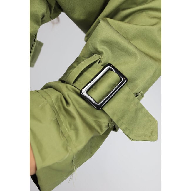 Grüner Cropped Trenchcoat mit Schnallendetails