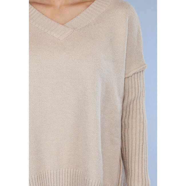 Hellbrauner Pullover mit V-Ausschnitt und Schlitzen