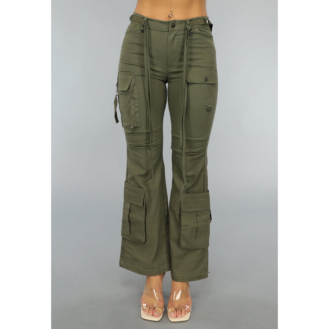 Armeegrüne ausgestellte Cargo-Jeans mit Taschen