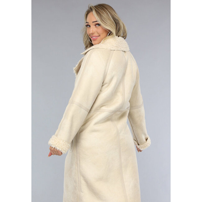 Langer beiger Trenchcoat mit Teddyfutter und Knöpfen