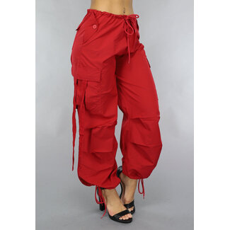 Rote weite Fallschirmhosen