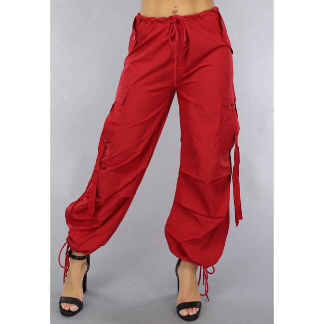 Rote weite Fallschirmhosen mit Taschen