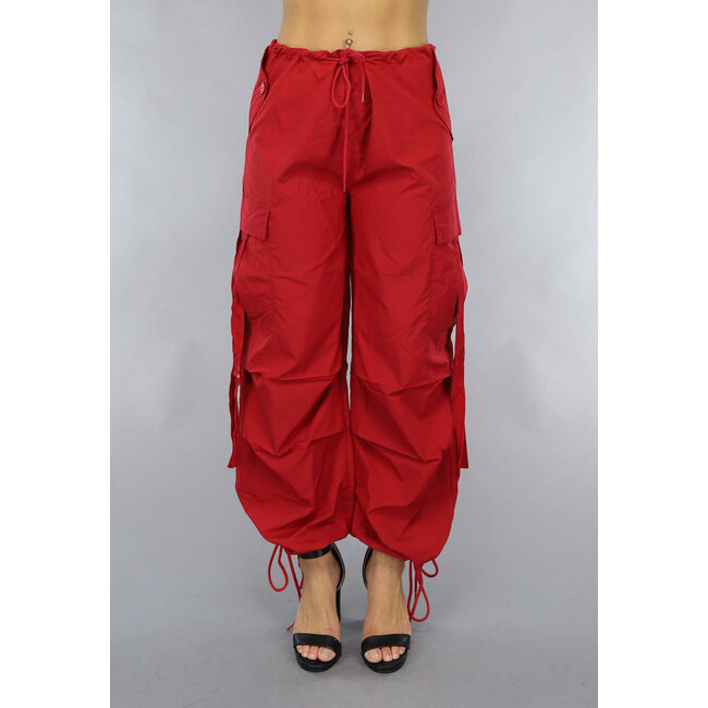 Rote weite Fallschirmhosen mit Taschen