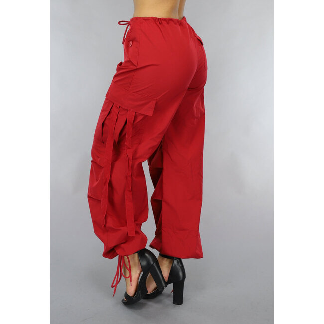 Rote weite Fallschirmhosen mit Taschen