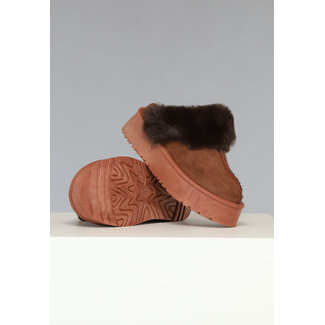 Braune Plateauslipper mit Fellimitat