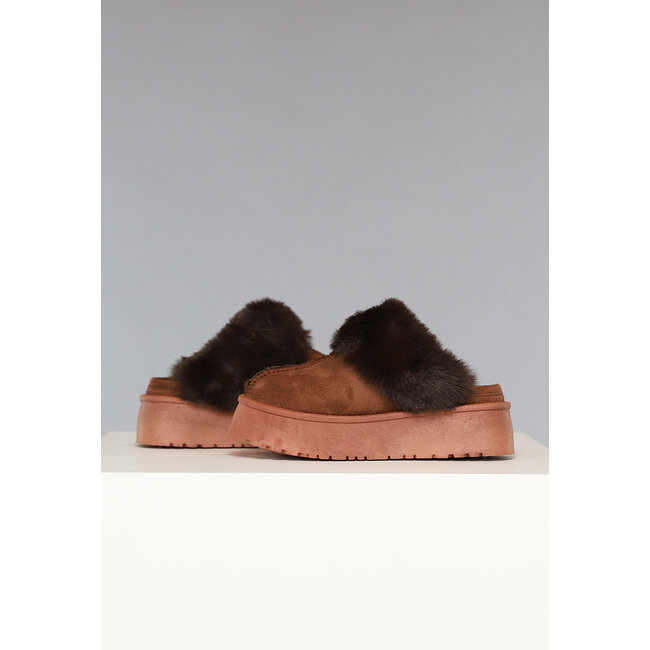Braune Plateauslipper mit Fellimitat