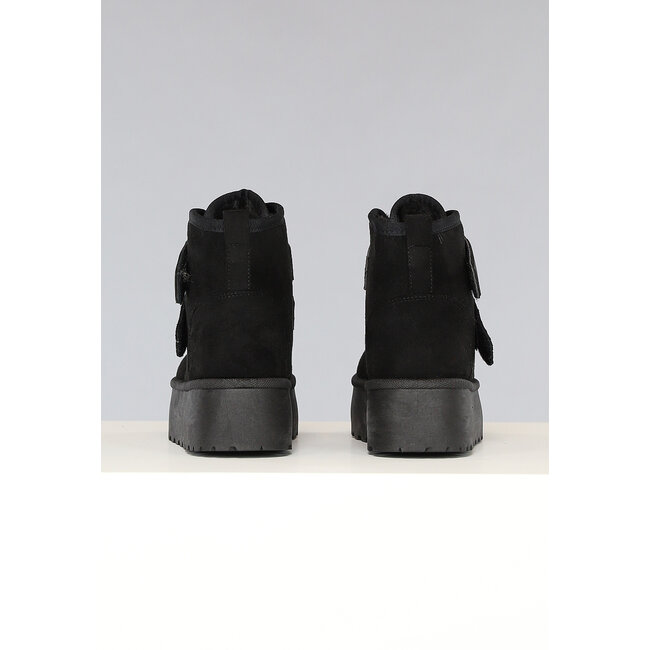 Schwarze, robuste Stiefel mit Klettverschluss