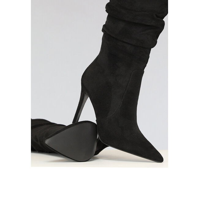 Schwarzer Stiletto-Stiefel mit spitzer Nase